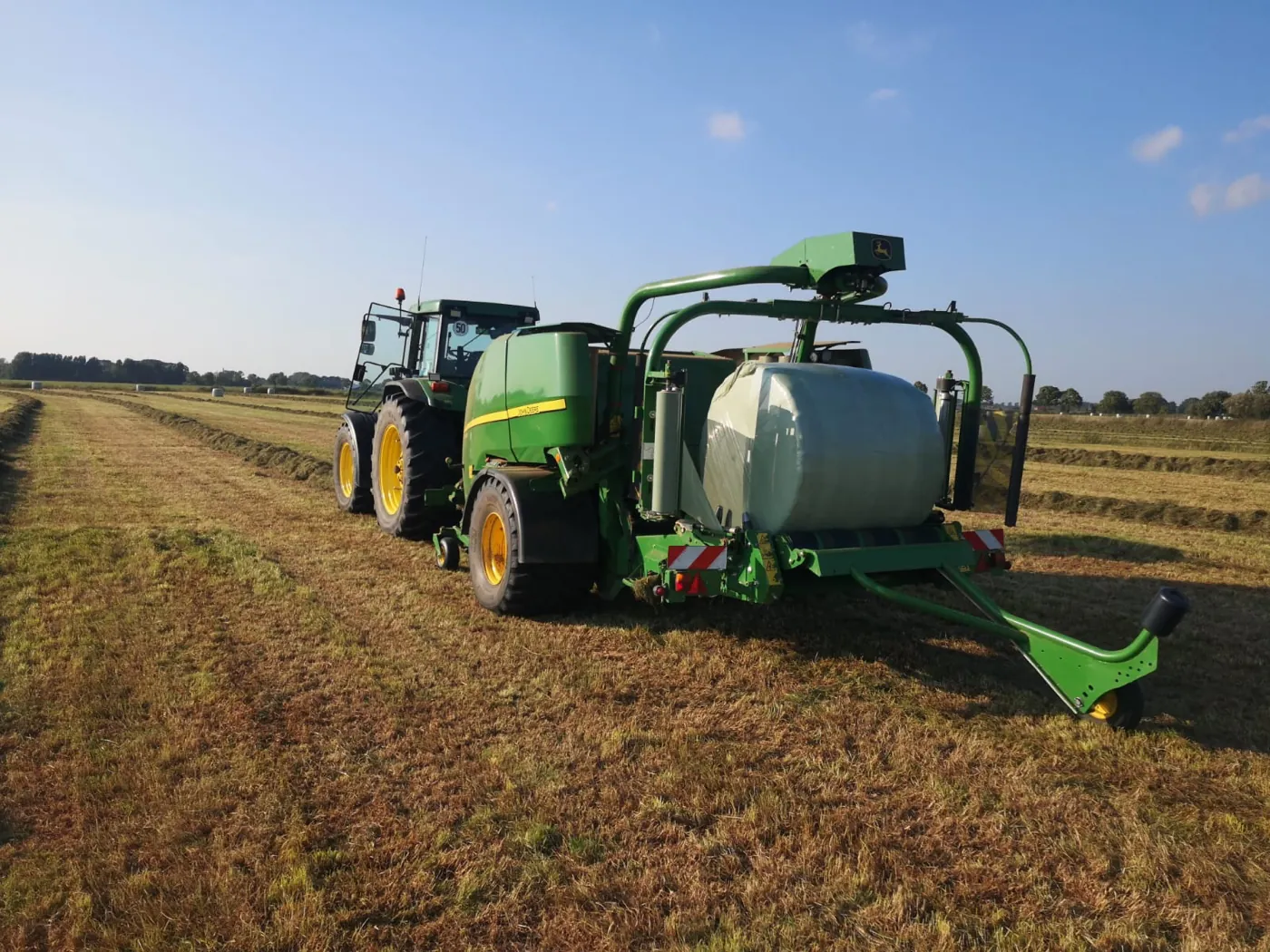 Press-Wickel-Kombination auf dem Feld bei blauem Himmel